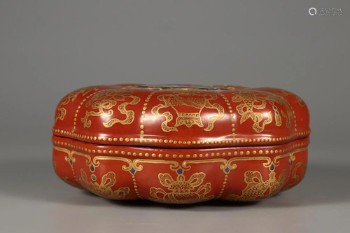 A CORAL RED GOLD-PAINTED RIDGED TRINKET BOX