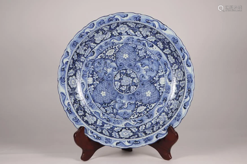 A BLUE AND WHITE BARBED-RIM FLORAL PLATE