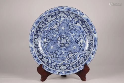 A BLUE AND WHITE BARBED-RIM FLORAL PLATE