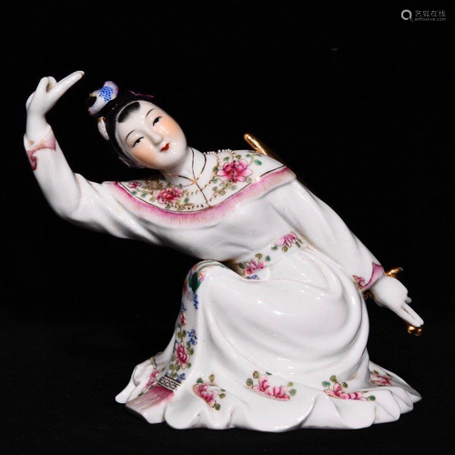 CREAMY GLAZED FAMILLE ROSE FIGURINE OF A LADY