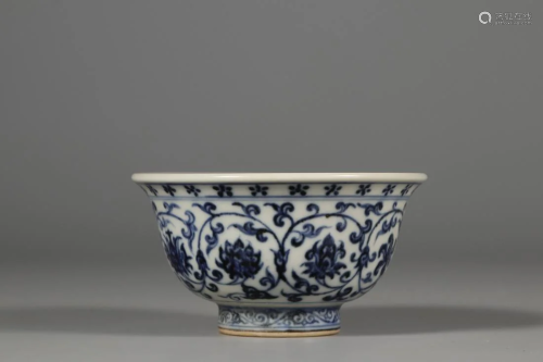 CHINESE BLUE AND WHITE INTERLOCKING FLOWERS CUP