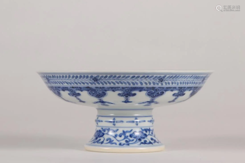 A BLUE AND WHITE INTERLOCKING FLOWERS STEM BOWL