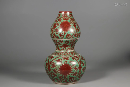 A GREEN GROUND RED GLAZED DOUBLE GOURD VASE