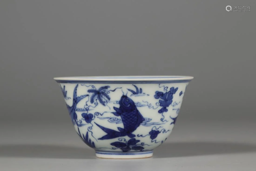 A BLUE AND WHITE 'FISH AND SEAWEED' PORCELAIN CUP