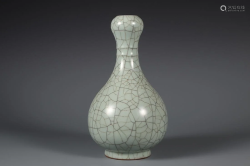 A GE-STYLE PORCELAIN GARLIC-HEAD VASE