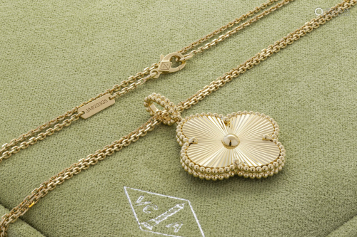 VCA Magic Alhambra long necklace 1 motif guilloché 18K