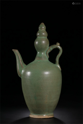A Chinese Porcelain Wine Pot