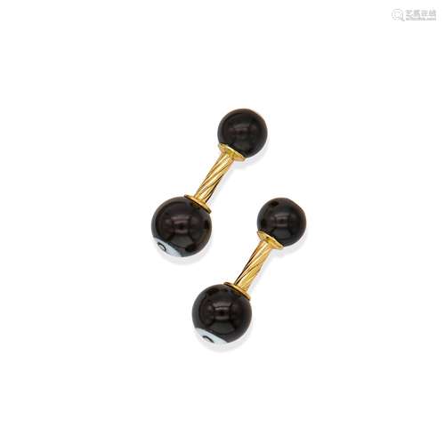 PAIRE DE BOUTONS DE MANCHETTE EN OR, ONYX ET AGATE