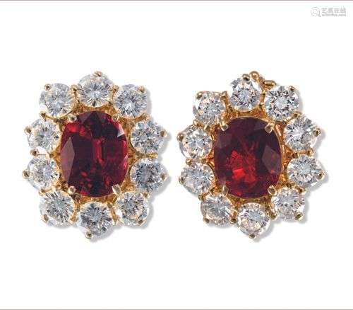 PAIRE DE BOUCLES D'OREILLES EN OR, RUBIS ET DIAMANTS