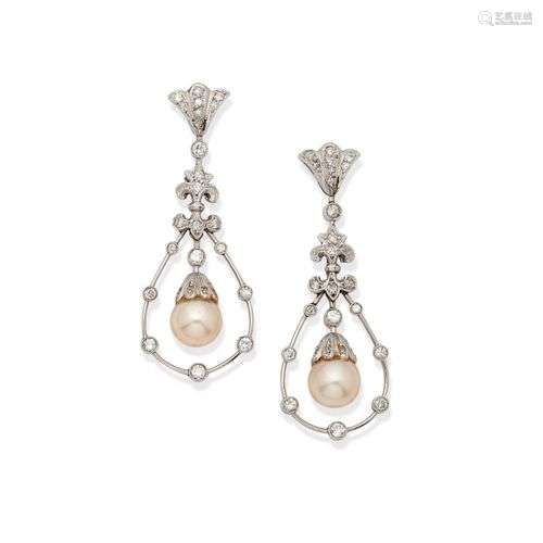 PAIRE DE PENDANTS D'OREILLES EN PERLES DE CULTURE ET DIAMANT...