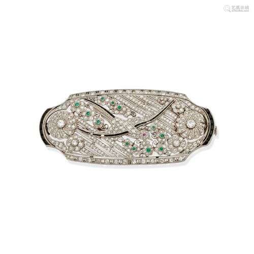 BROCHE EN ONYX, ÉMERAUDES ET DIAMANTS, VERS 1920