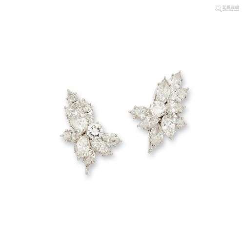 PAIRE DE BOUCLES D'OREILLES EN PLATINE, OR ET DIAMANTS, PAR ...