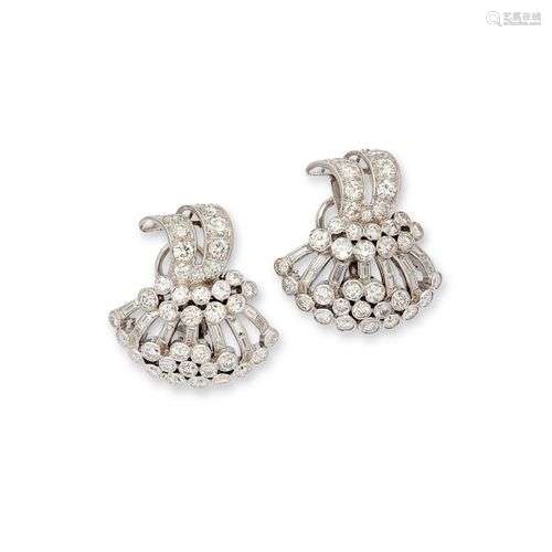 PAIRE DE BOUCLES D'OREILLES EN PLATINE, OR ET DIAMANTS, SIGN...