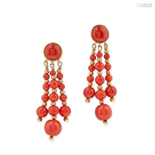 PAIRE DE PENDANTS D'OREILLES EN OR ET CORAIL