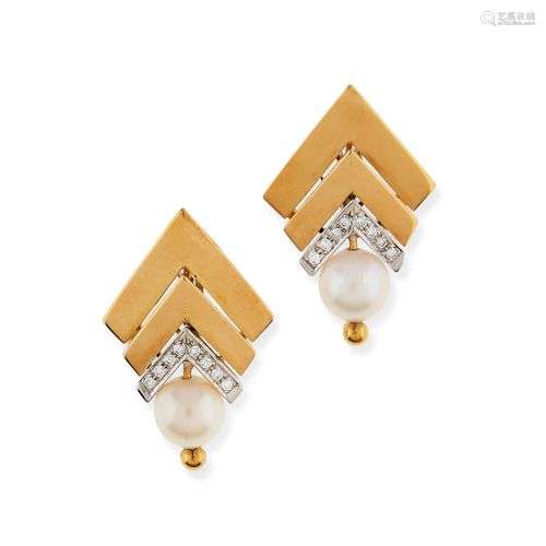 PAIRE DE BOUCLES D'OREILLES EN OR DE DEUX DE TONS, PERLE DE ...