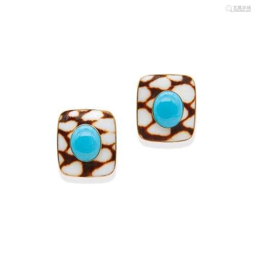 PAIRE DE CLIPS D'OREILLES EN OR, COQUILLE ET TURQUOISE, SIGN...