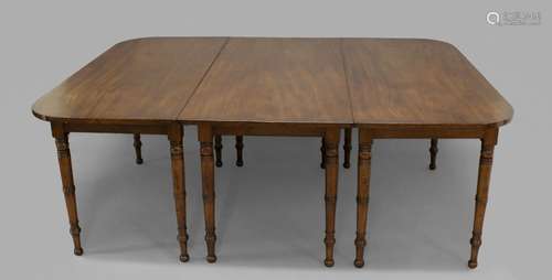 AN EARLY 19TH CENTURY MAHOGANY EXTENDING DINING TABLE, compr...