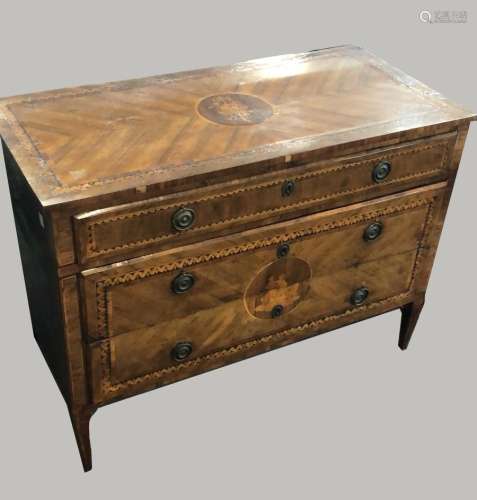 AN 18TH CENTURY NORTH ITALIAN MARQUETRY COMMODE. The rectang...