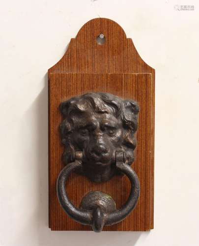 AN EARLY 19TH CENTURY LION'S HEAD DOOR KNOCKER. The door kno...