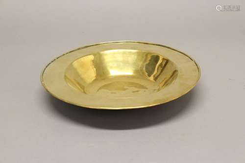 A LATE 17th/18th CENTURY BRASS DISH. A Brass dish of circula...