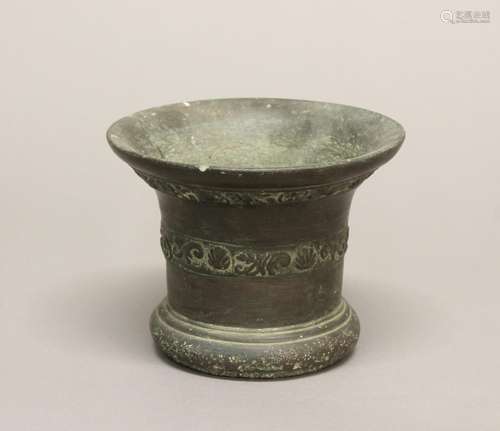 A 17TH CENTURY BRONZE MORTAR. A bronze mortar of traditional...