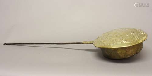 A 17TH CENTURY DUTCH BRASS FRONTED WARMING PAN. A Dutch bras...