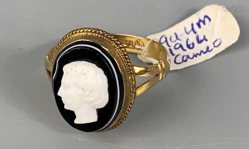 9CT GOLD CAMEO RING ,STAMPED 375 ,SIZE U ,WEIGHT 5.3G
