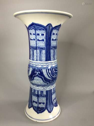 A LARGE CHINESE BLUE AND WHITE GU VASE ,H33CM
