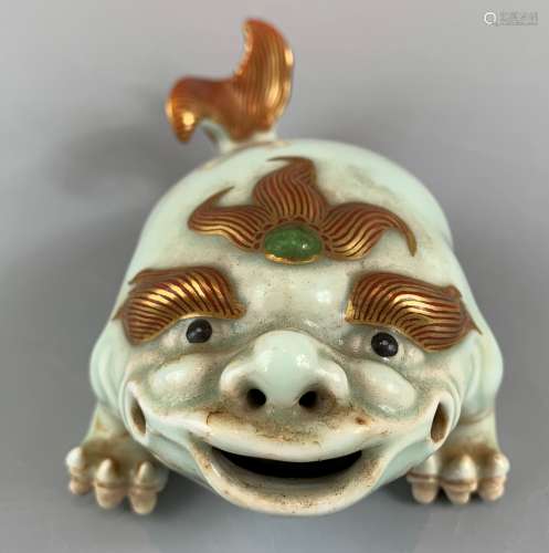 CHINESE FAMILLE ROSE PORCELAIN TOAD,14.5CM X 8CM X7CM