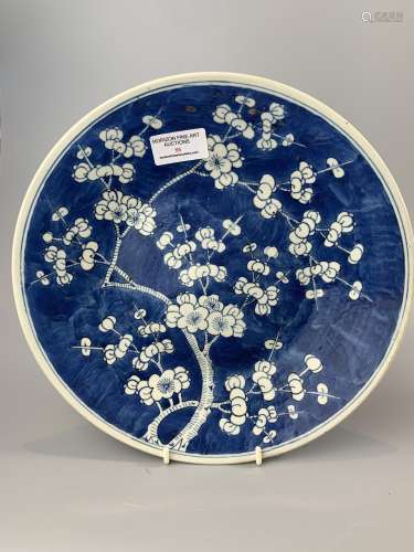 CHINESE BLUE AND WHITE HAND PAINTED CHARGER, D 28CM