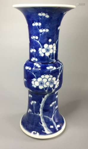 A CHINESE BLUE AND WHITE GU VASE,H 26CM