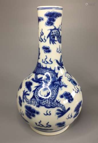 A CHINESE BLUE AND WHITE BOTTLE VASE ,DECORATED DRAGONS,H25C...