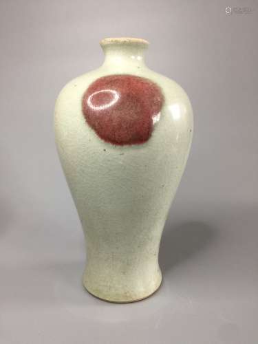 A CHINESE CELADON AND UNDER GLAZED RED MEIPING VASE,H 20CM