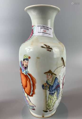 A CHINESE FAMILLE ROSE PORCELAIN VASE HAND PAINTED FIGUES AN...