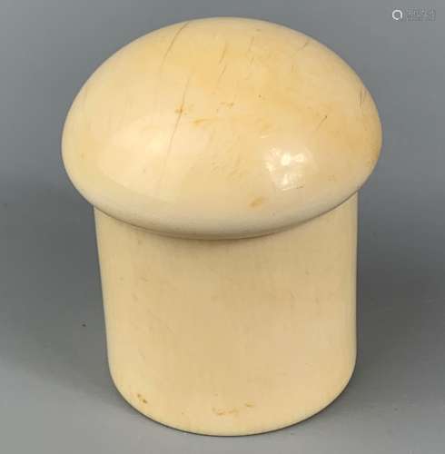IVORY SNUFF BOX AND COVER ,H 7CM ,D 5.8CM WEIGHT 86.8G