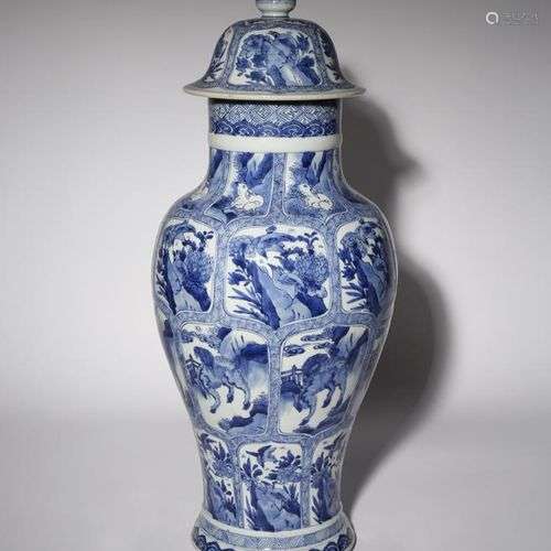 VASE A BALUSTRE ET COUVERCLE MOULÉS BLEU ET BLANC CHINOIS KA...