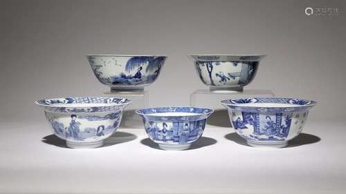 CINQ COUPELLES CHINOISES BLEUES ET BLANCHES KANGXI 1662-1722...