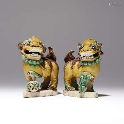 PAIRE DE PETITS MODÈLES CHINOIS DE CHIENS LIONS KANGXI 1662-...