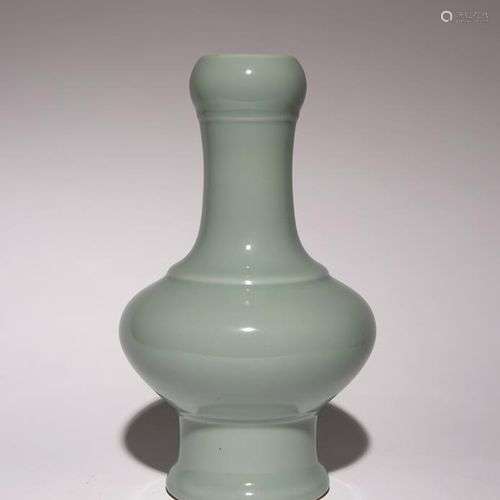 VASE AIGUILLE EN CELADON CHINOIS, probablement de la fin de ...