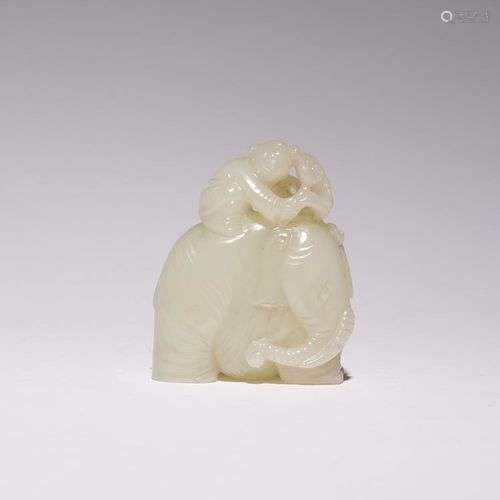 Une sculpture en JADE CELADON PALE CHINOISE D'UN ELEPHANT DY...