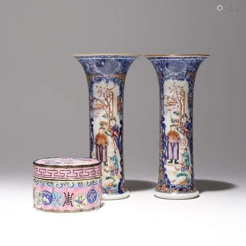 PAIRE DE VASES DE BEAKER EN PALETTE MANDARINE CHINOISE ET UN...