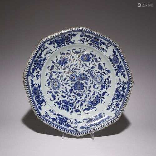 GRAND DISQUE OCTAGONAL CHINOIS BLEU ET BLANC KANGXI 1662-172...