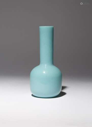 VASE EN VERRE TURQUOIS DE BEIJING CHINOIS EN FORME DE MALLET...