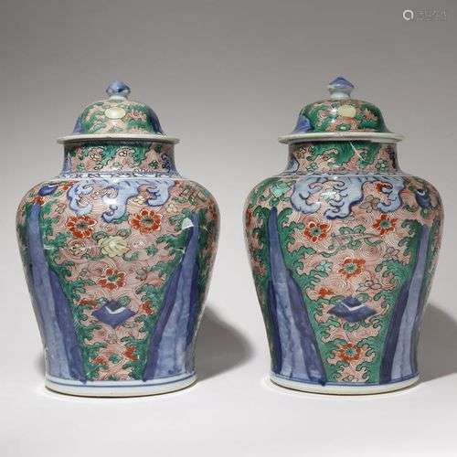 Paire de VASES DE BALUSTRE WUCAI CHINOIS ET DE COUVERCLES TR...