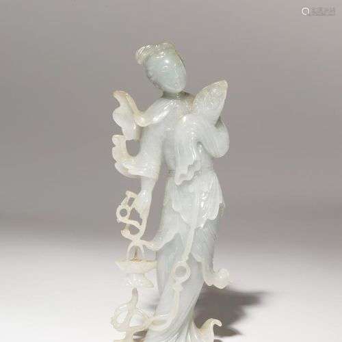 FIGURE EN JADEITE CELADON PALE CHINOISE D'UNE FEMME IMMORTEL...