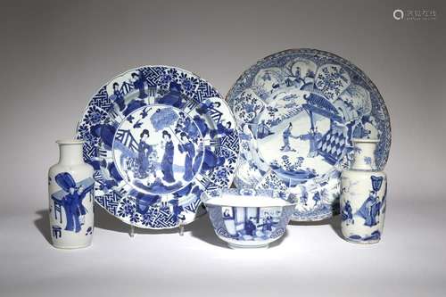 CINQ OBJETS CHINOIS EN BLEU ET BLANC KANGXI 1662-1722 Compre...