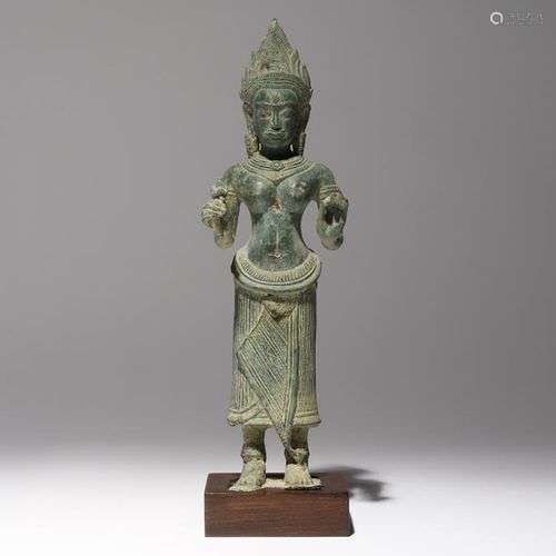 FIGURE D'UMA EN BRONZE KHMER DU 12e SIÈCLE Représentée debou...