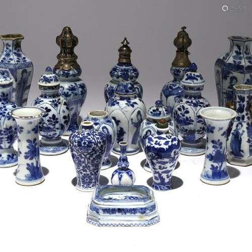 COLLECTION DE PETITS OBJETS CHINOIS BLEUS ET BLANCS KANGXI 1...