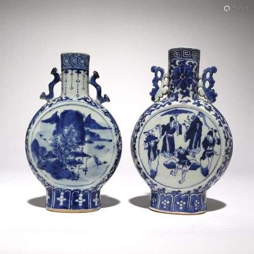 DEUX FLACONS DE LUNE BLEU ET BLANC CHINOIS Vers 1900 L'un pe...