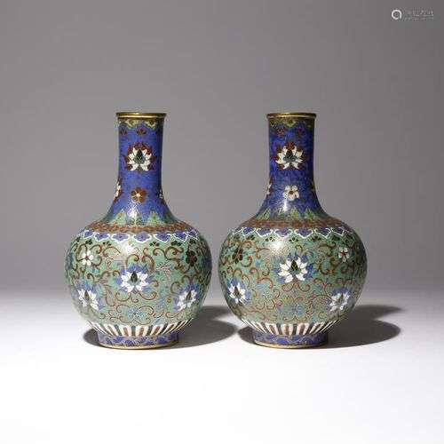 PAIRE DE VASES BOUTEILLE 